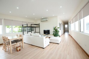 อพาร์ทเมนท์, 2 ห้องนอน, ระเบียง | บริเวณนั่งเล่น