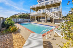 Een buitenzwembad, een verwarmd zwembad