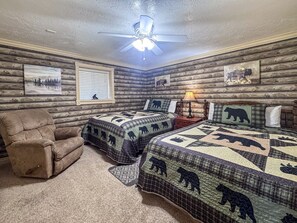 7 bedrooms, iron/ironing board, travel cot, free WiFi - Bear Lake Ranch with green space, fire pit and parking (Garden City)