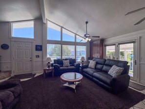 TV, ping pong - Bear Lake Ranch with green space, fire pit and parking (Garden City)