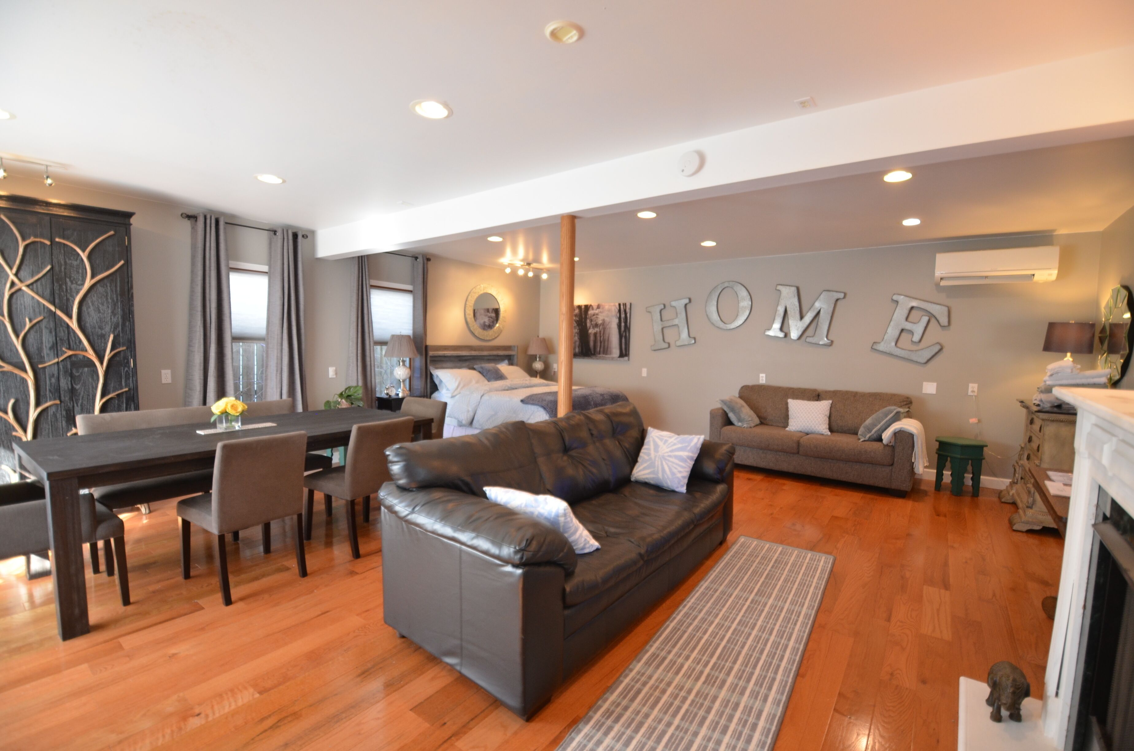 One mile to downtown Ann Arbor! 1/4 mile to main UM Hospitals! 2 miles N Campus