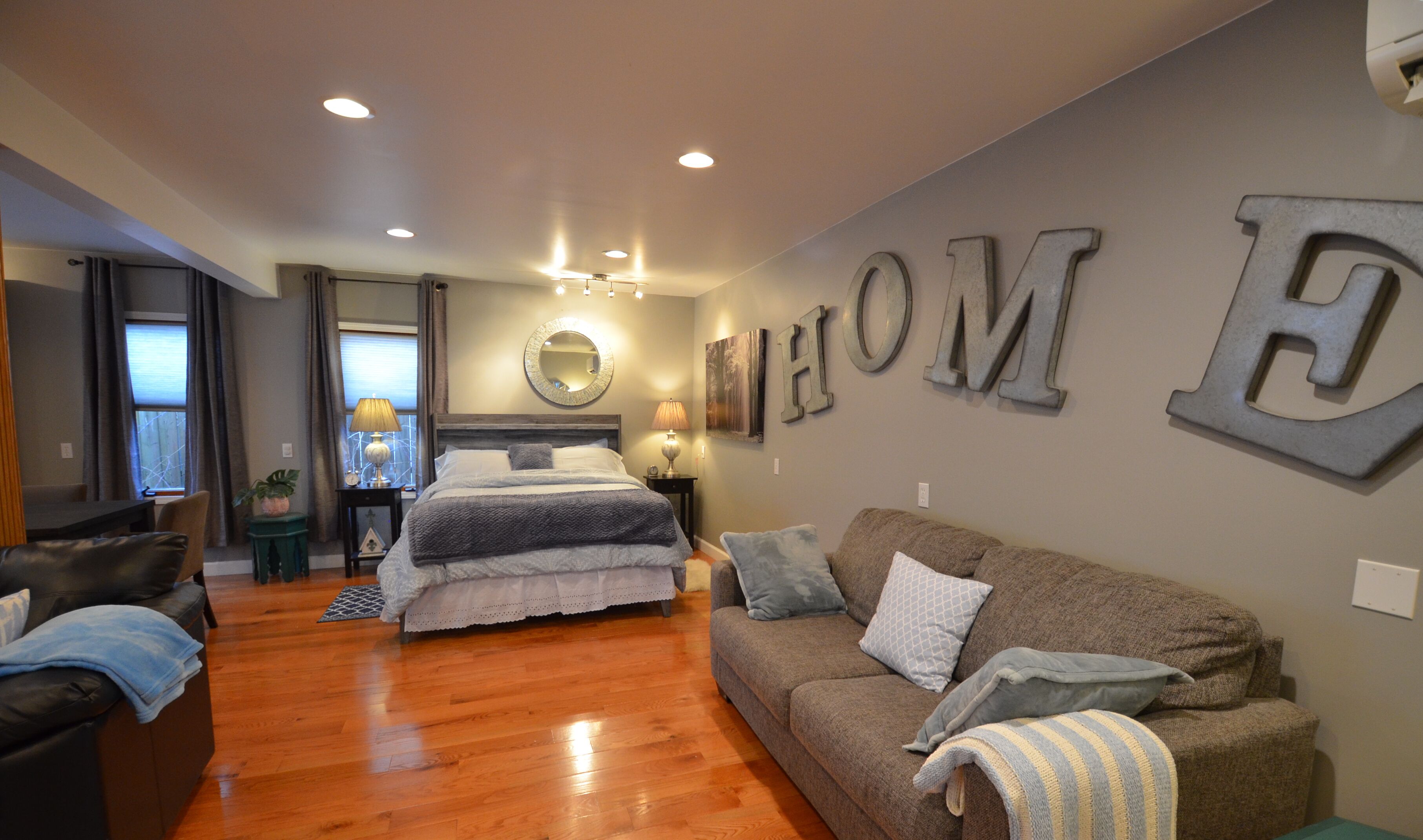 One mile to downtown Ann Arbor! 1/4 mile to main UM Hospitals! 2 miles N Campus