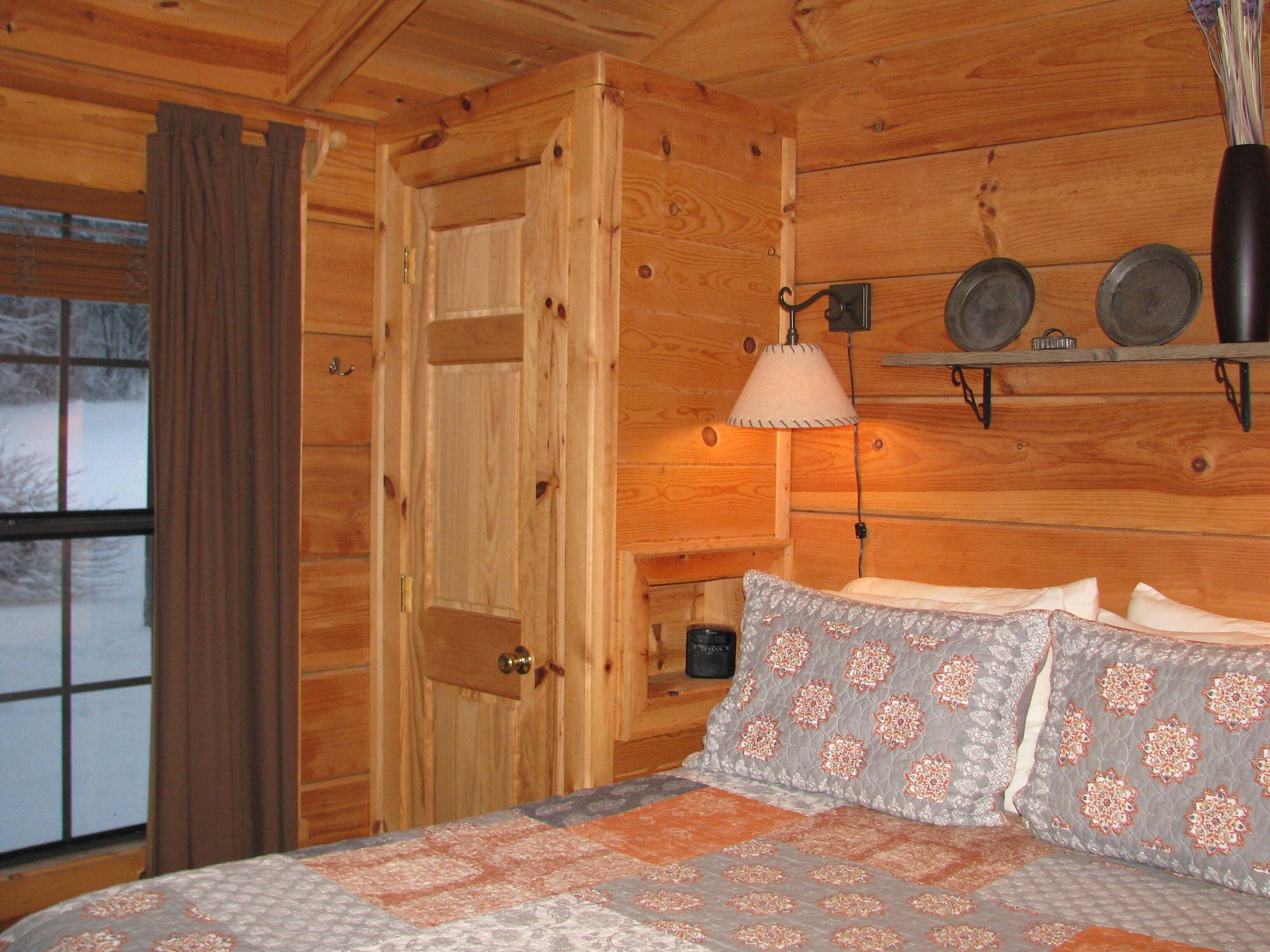 Real Logs-1BR, queen & futon-sleeps 4. Riverside w/ Hot Tub