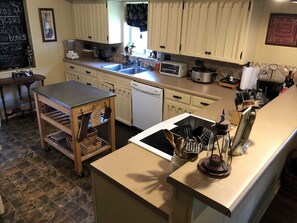 Fridge, microwave, oven, stovetop - Rocky River Guest House (Bandera)