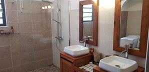 Dusche, Haartrockner, Handtücher, Seife