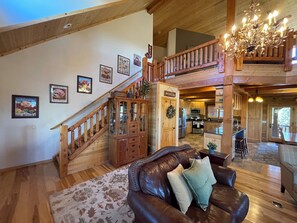 TV connectée, cheminée, lecteur de DVD, baby-foot