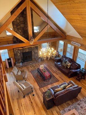 TV connectée, cheminée, lecteur de DVD, baby-foot