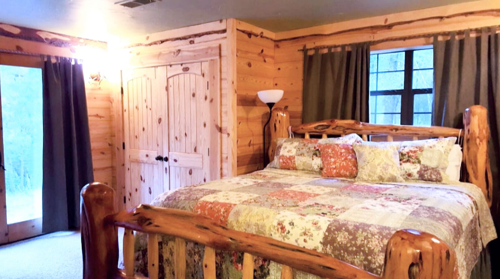 BEAUTIFUL LOG CABIN ON NOGAL CANYON CREEK / LINCOLN CO NATIONAL FOREST