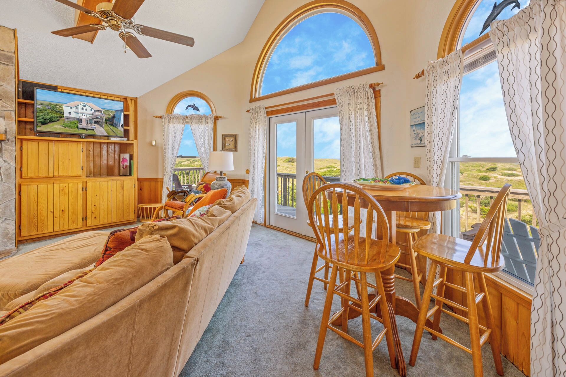 Televisión, reproductor de DVD, libros y videoteca 