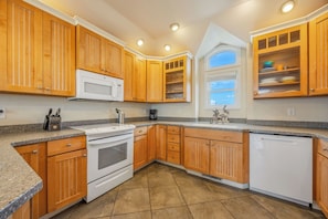 Coffee/tea maker, fridge, microwave, oven