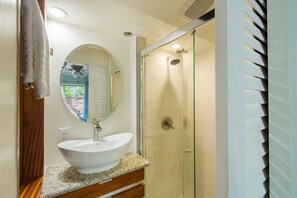 Combined shower/bathtub, hair dryer, towels, soap - Waterfront home of peaceful joy: Villa Laule'a (Honolulu)