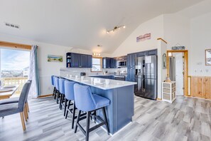 Jääkaappi, mikroaaltouuni, uuni, liesi