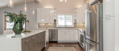 ثلاجة، ميكروويف، فرن، موقد طهي مسطح