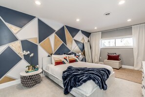 5 bedrooms, iron/ironing board, WiFi, bed sheets - Newly Renovated Mid-Century Home (Newtown Square)