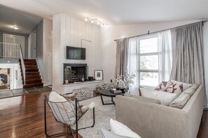 Smart TV, fireplace, books, stereo