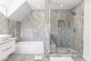 Badewanne, Haartrockner, Handtücher, Toilettenpapier