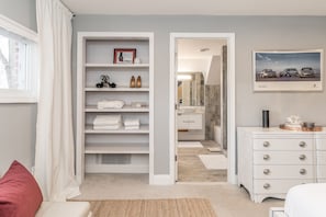 5 bedrooms, iron/ironing board, WiFi, bed sheets