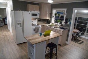 Fridge, microwave, oven, stovetop - Modern Conveniences with Old Florida Charm (Lake Panasoffkee)