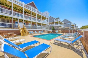 Alberca al aire libre y alberca climatizada