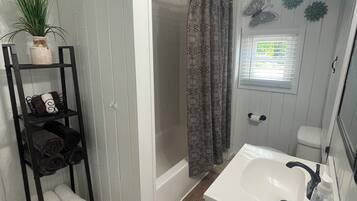 Ensemble douche/baignoire, sèche-cheveux, serviettes fournies, savon