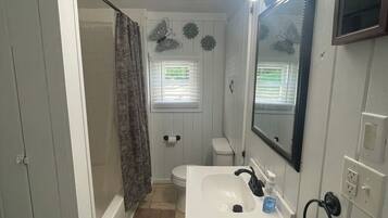 Ensemble douche/baignoire, sèche-cheveux, serviettes fournies, savon