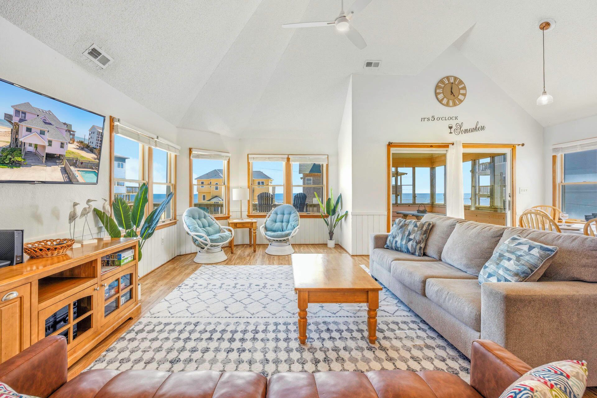 Télévision, lecteur de DVD, baby-foot