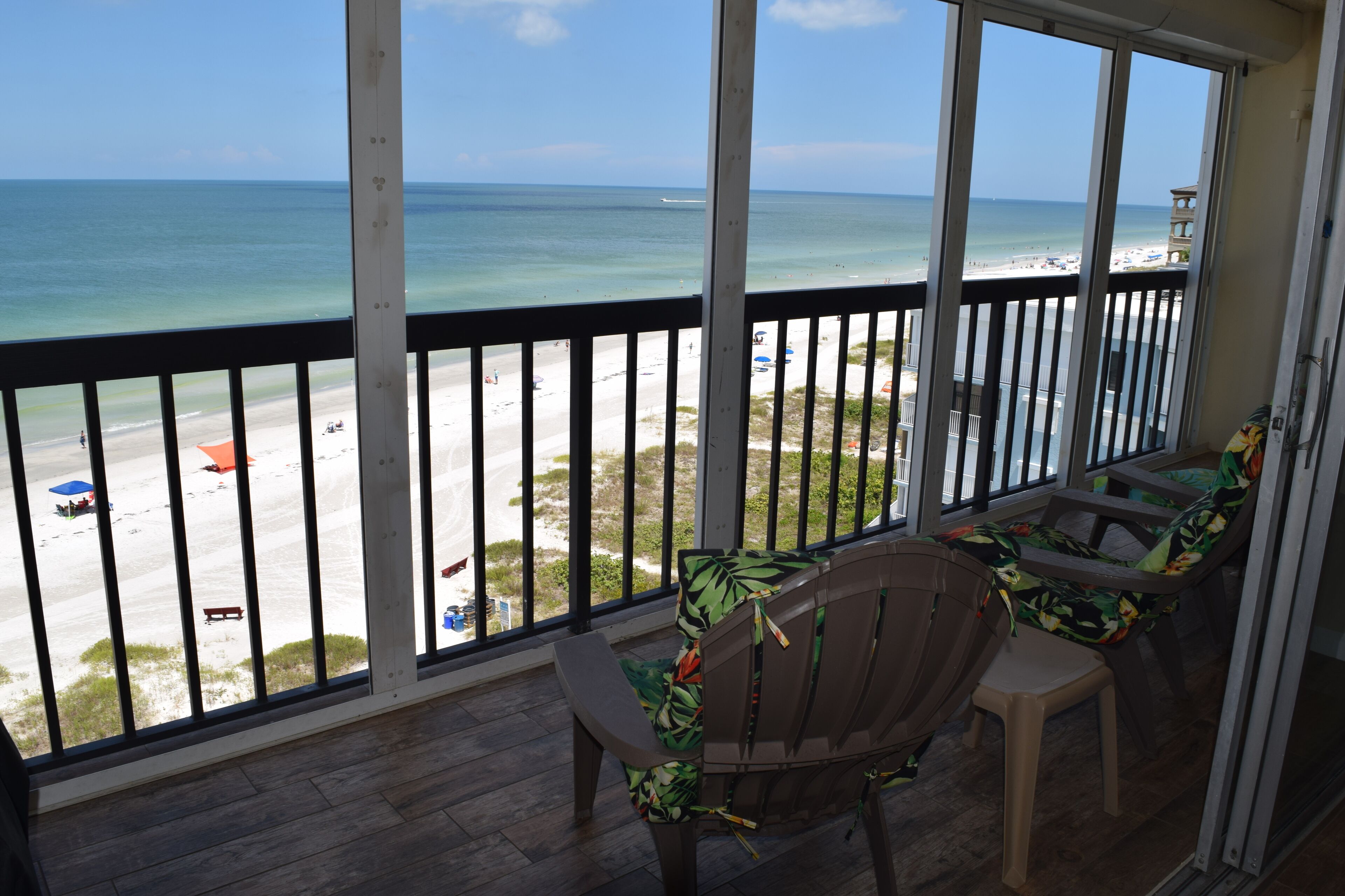Gulf of Mexico Beach condo, spacious balcony, stunning sunsets 