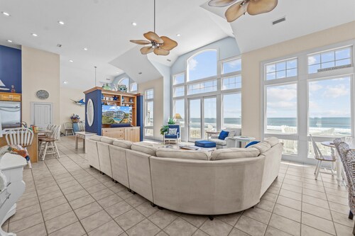 Esteetön näköala merelle, hissi, uima-allas, poreallas, teatteri Rm, koiraystävällinen