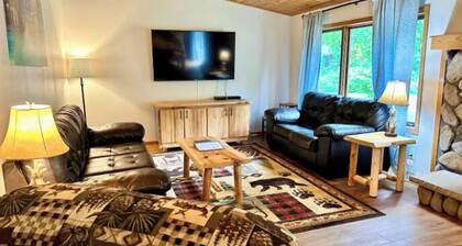 Cabin w/ gas fireplace, playground& AuTrain Lk Access