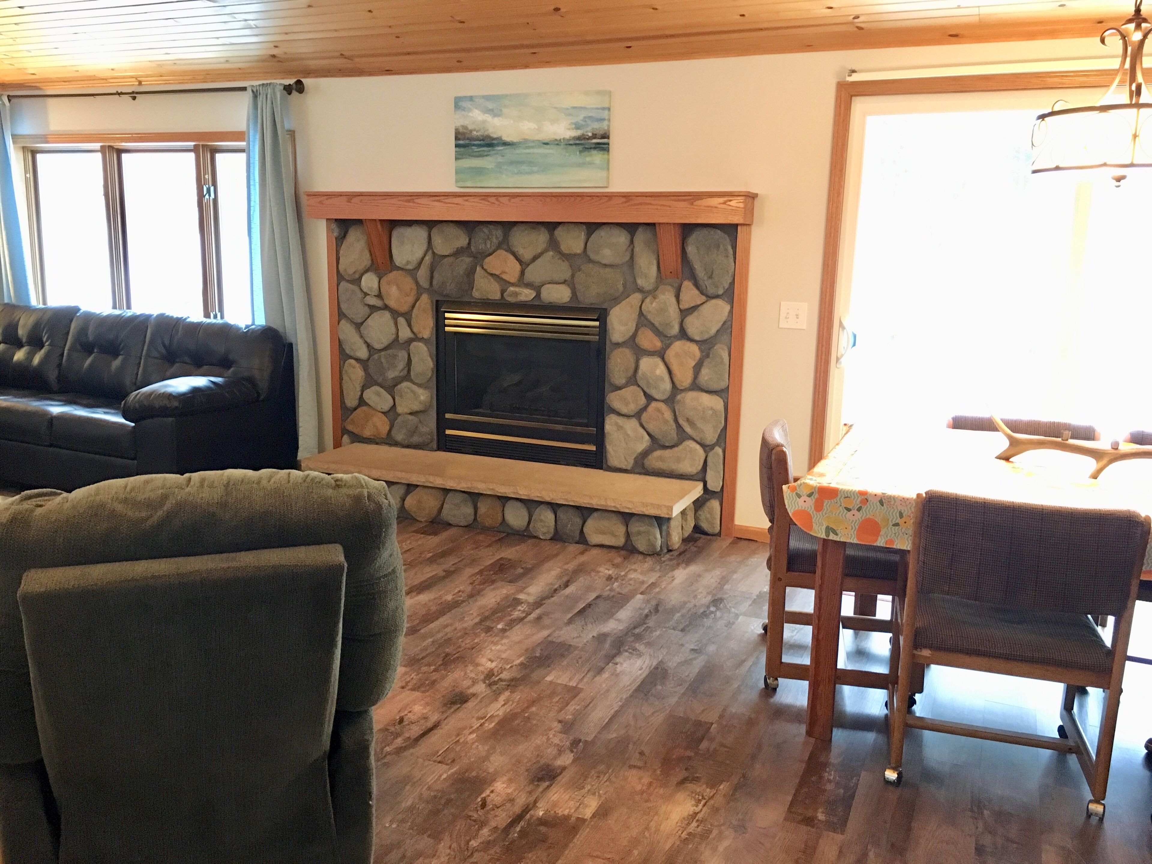 Family Friendly cabin at AuTrain Lake! Big back yard and beach access! Swim/fish