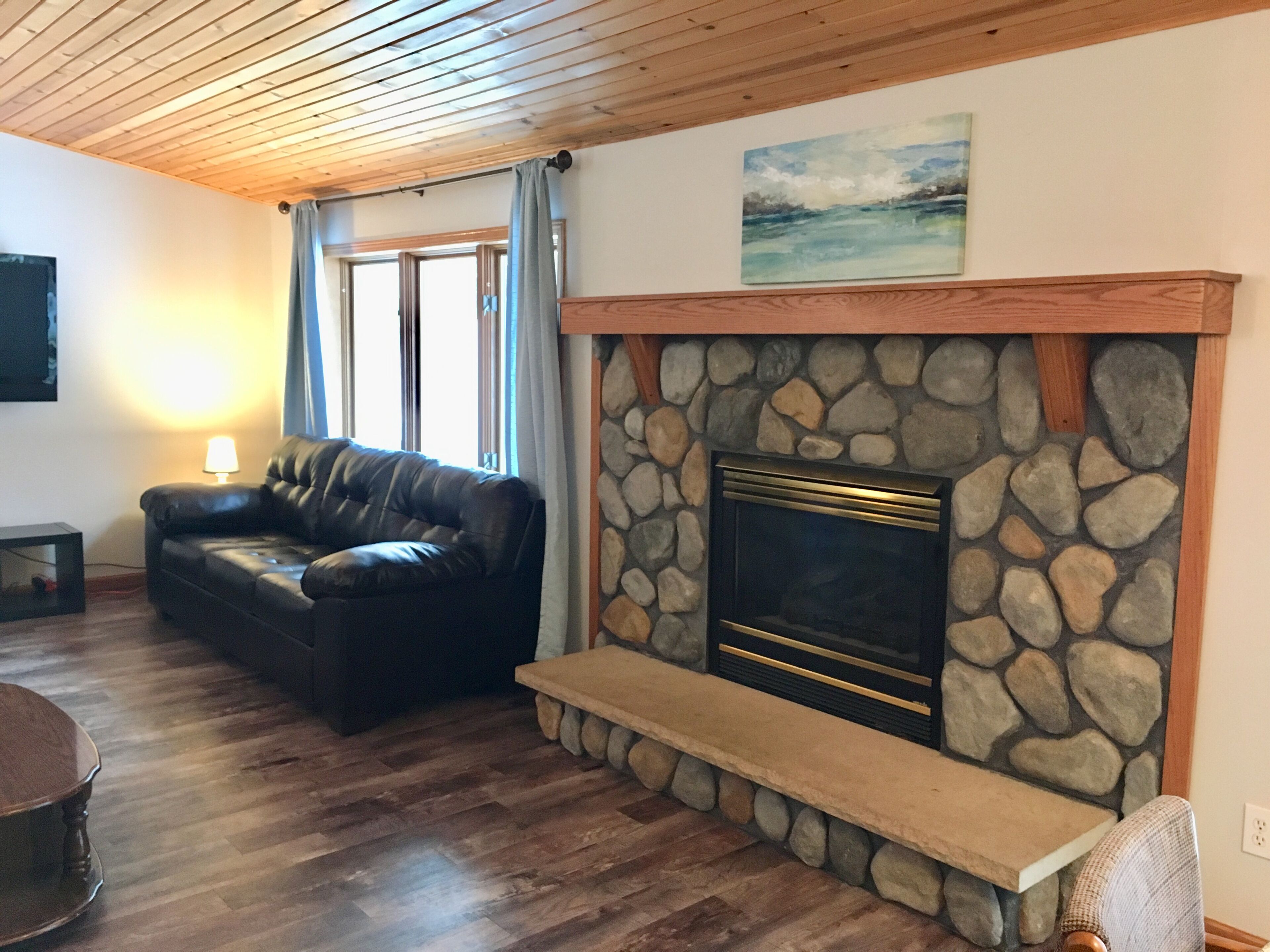 Family Friendly cabin at AuTrain Lake! Big back yard and beach access! Swim/fish