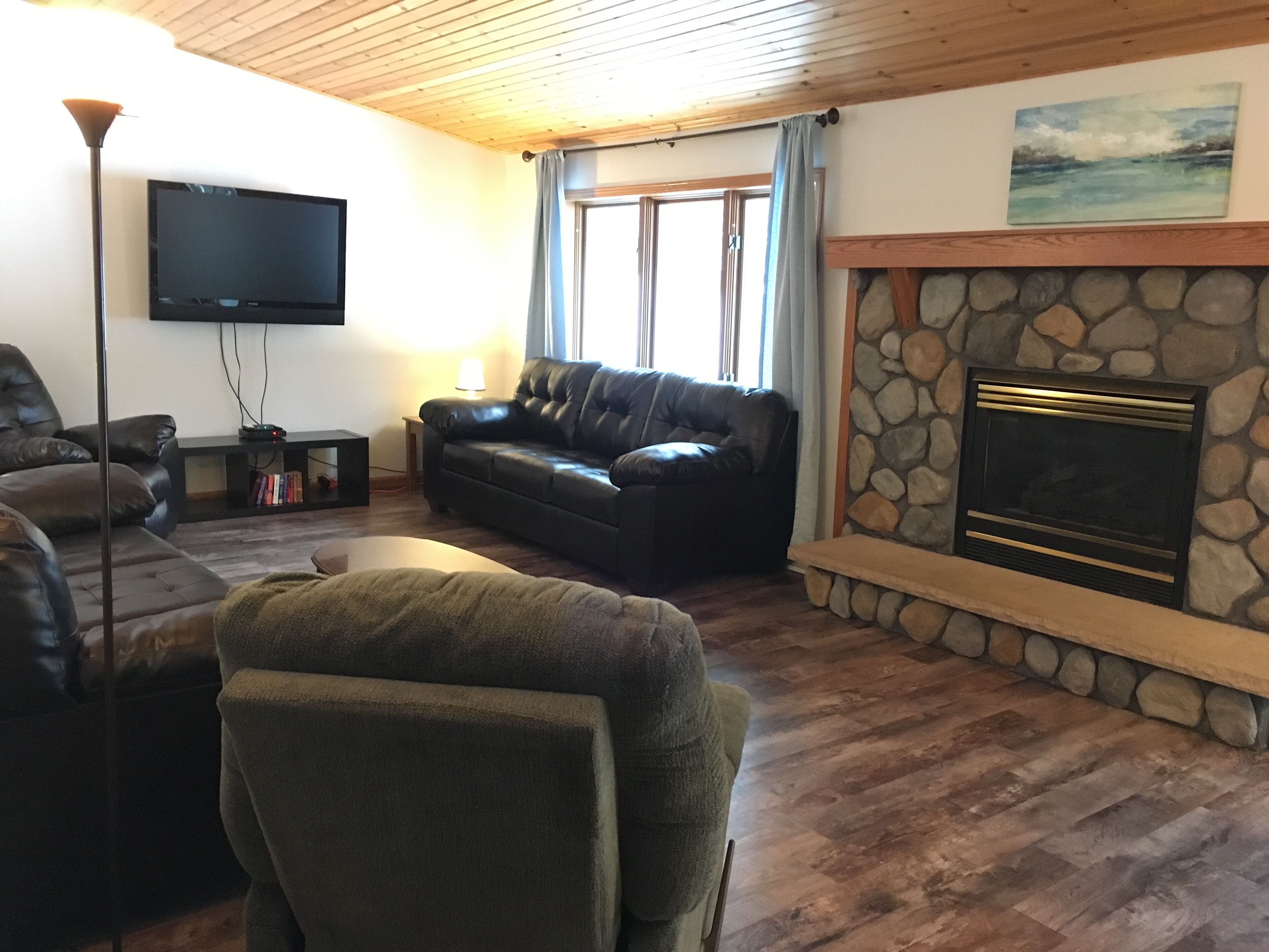 Family Friendly cabin at AuTrain Lake! Big back yard and beach access! Swim/fish