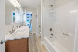 Toallas, jabón, papel de baño 