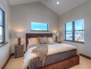 6 bedrooms, iron/ironing board, internet, bed sheets