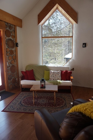 Smart-TV, Kamin, DVD-Player, Bücher