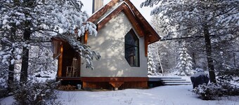 Vakker øko-bygning i hjertet av de steinete fjellene