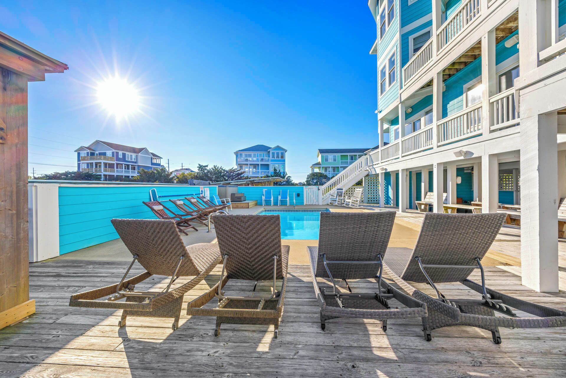 Een buitenzwembad en een verwarmd zwembad