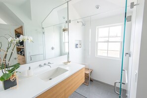 Dusche, Haartrockner, Fußbodenheizung (Badezimmer), Handtücher