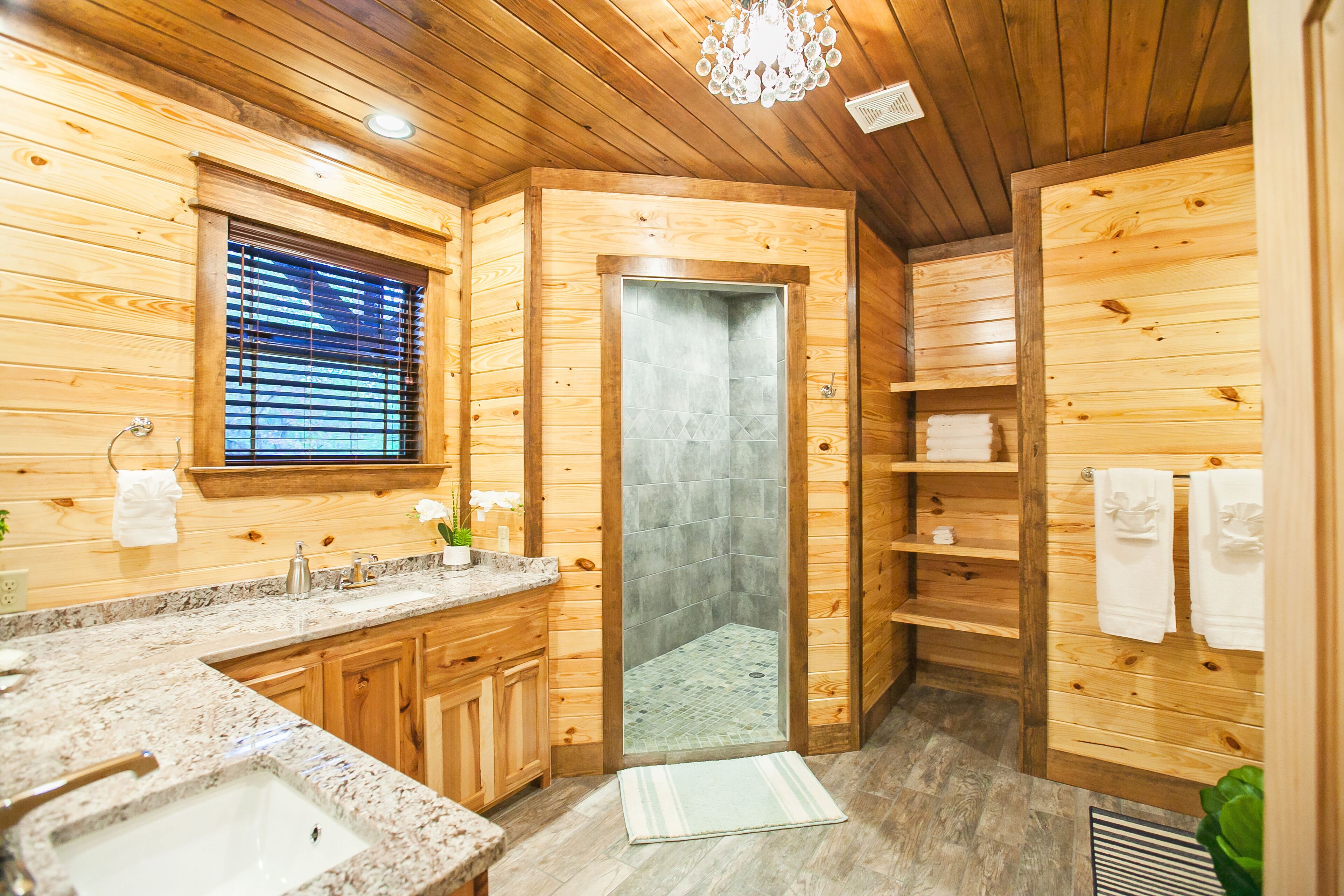 River Song - Mountain Couples Cabin (Creek Overlook, Private Hot Tub, Upscale)