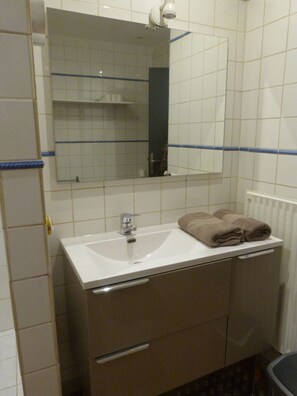 SĂšche-cheveux, serviettes fournies, papier toilette