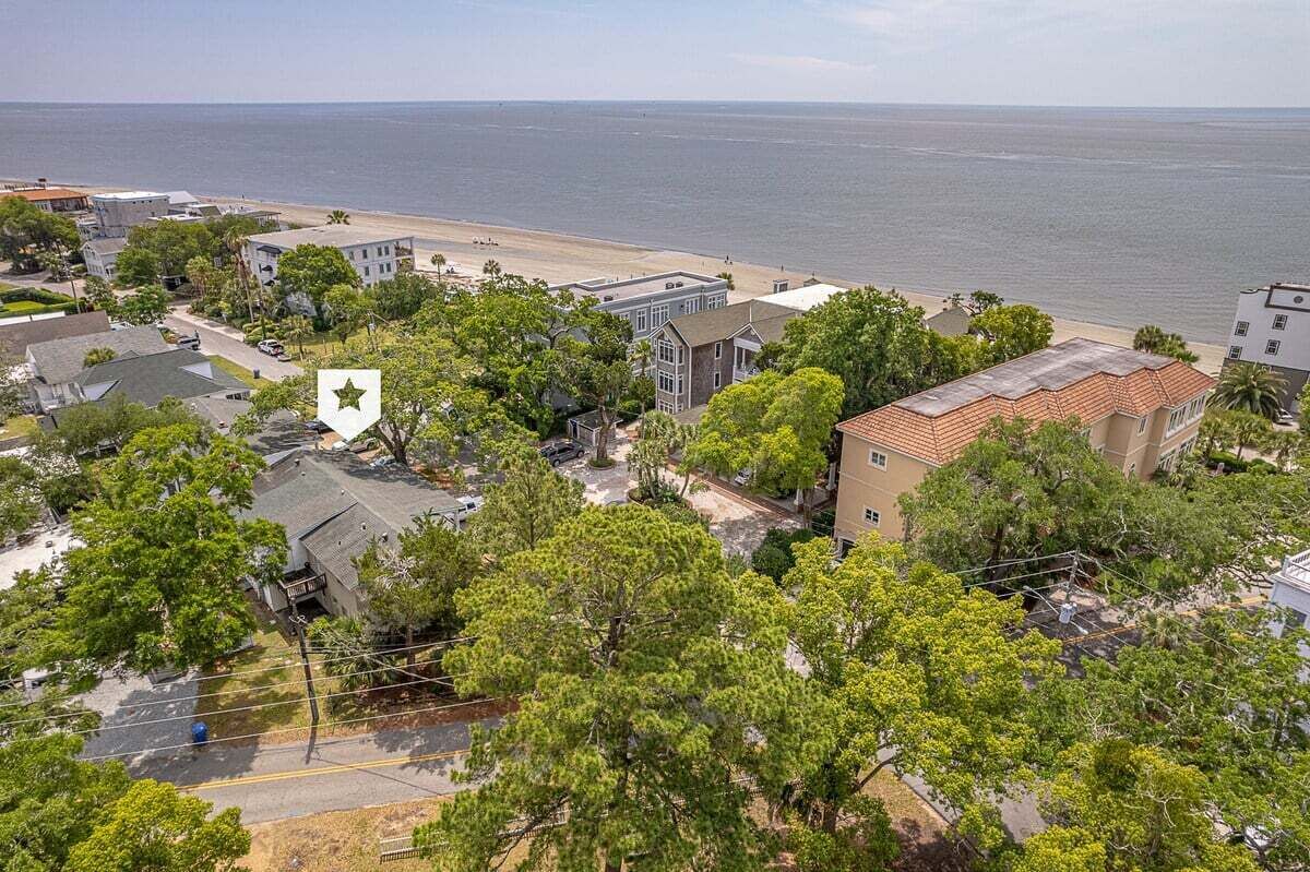 Un quartier résidentiel avec des maisons, une plage et une vue dégagée sur l’océan.