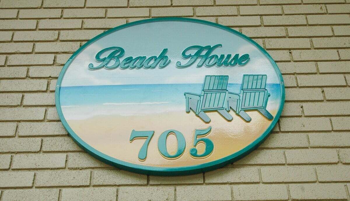 Schild eines Strandhauses mit der Nummer 705.