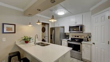 Een koelkast, een magnetron, een oven, een kookplaat