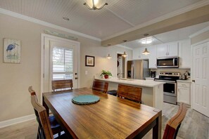 Dining - Beach&Village! 2 BR, 2 BA 1st Lvl, Beach Gear (Saint Simons Island)