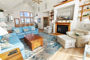 Smart TV, reproductor de DVD y futbolito 