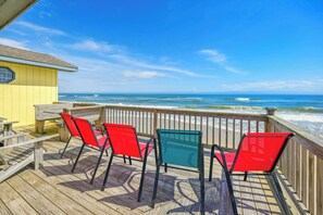 Property grounds - Cozy Oceanfront Cottage w/ Books, Games, TVs, Stunning Views. Right on the Beach (Rodanthe)