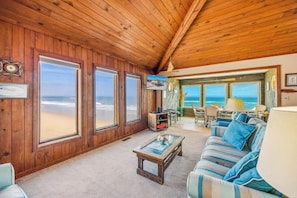 TV, DVD player, books - Cozy Oceanfront Cottage w/ Books, Games, TVs, Stunning Views. Right on the Beach (Rodanthe)