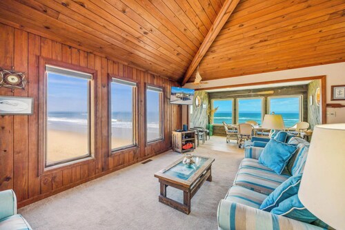 Cozy Oceanfront Cottage w/ Books, Games, TVs, Stunning Views. Right on the Beach