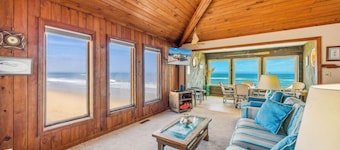 Cozy Oceanfront Cottage w/ Books, Games, TVs, Stunning Views. Right on the Beach
