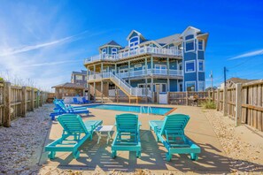 Utendørsbasseng og et oppvarmet basseng